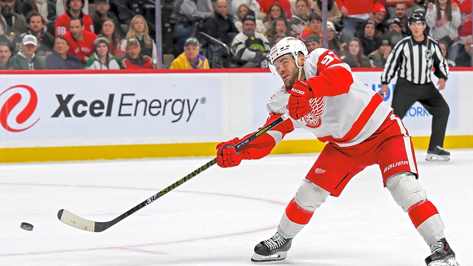 Red Wings’ DeBrincat scores last-minute tying goal off bizarre bounce