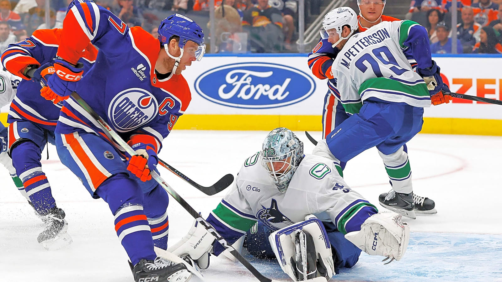  Canucks’ 3-goal third period surge not enough in 4-3 loss to Oilers