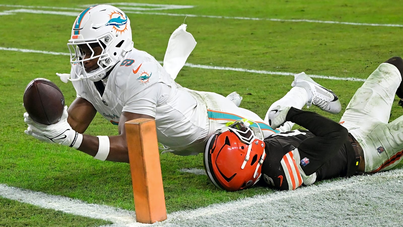 Trade Idea Sends Dolphins&#39; Jonnu Smith to Join Jaguars&#39; Travis Hunter