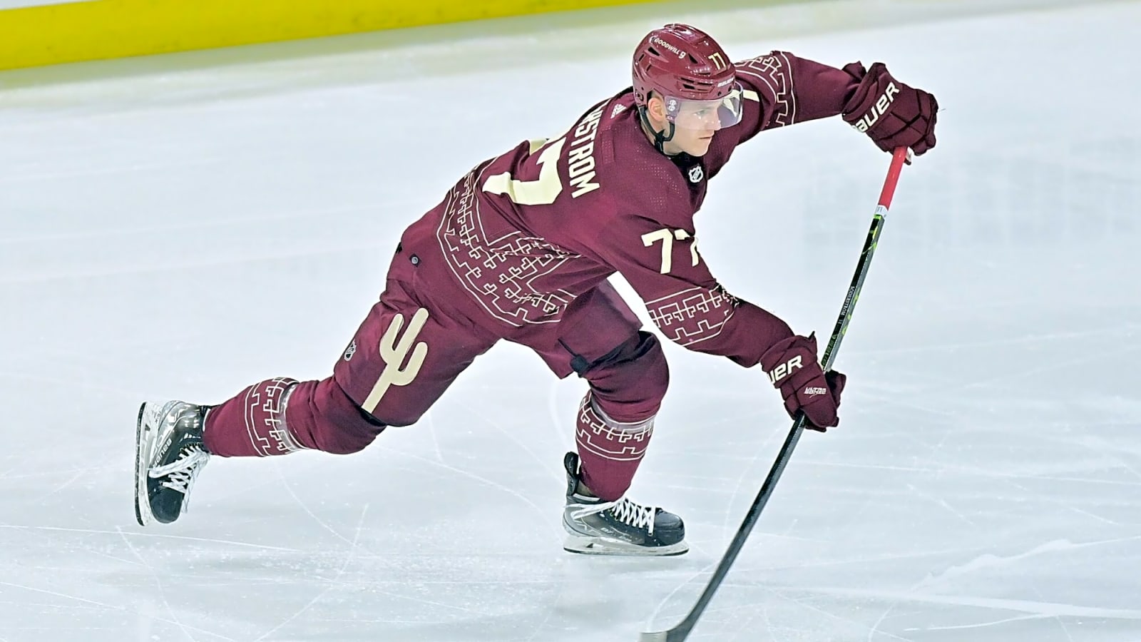 Report: Blackhawks trade rights to Victor Soderstrom to Bruins for Ryan Mast, draft pick