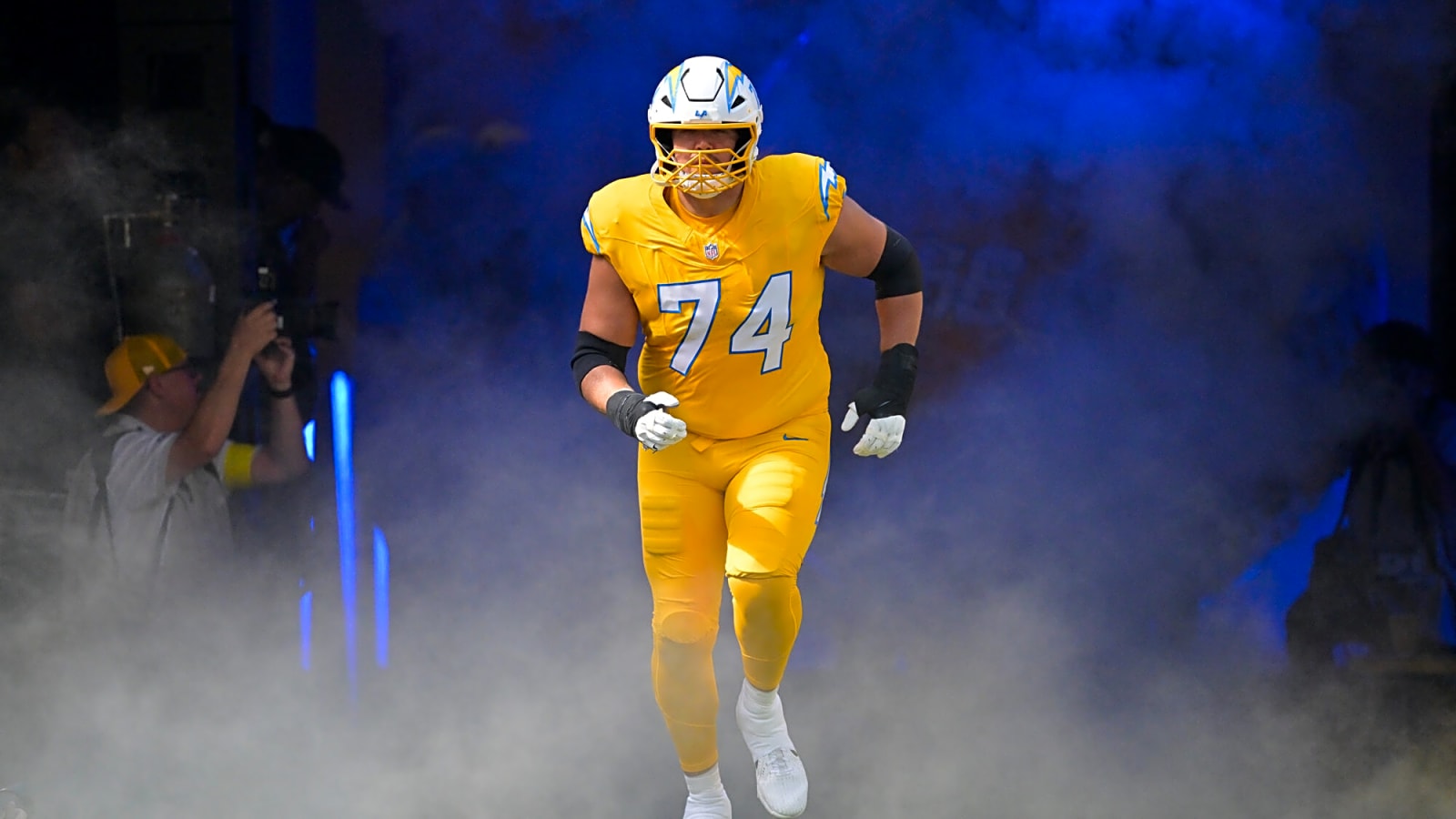 Titans Signing OT Austin Deculus