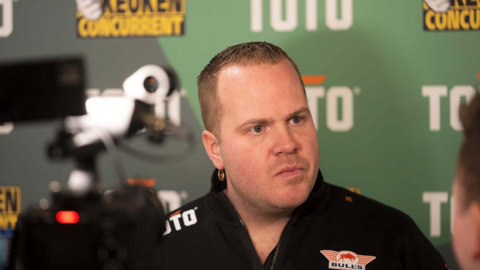 'Didn’t learn anything from the week before'- Dirk van Duijvenbode's fumbling with stickers gets on Vincent van der Voort's nerves