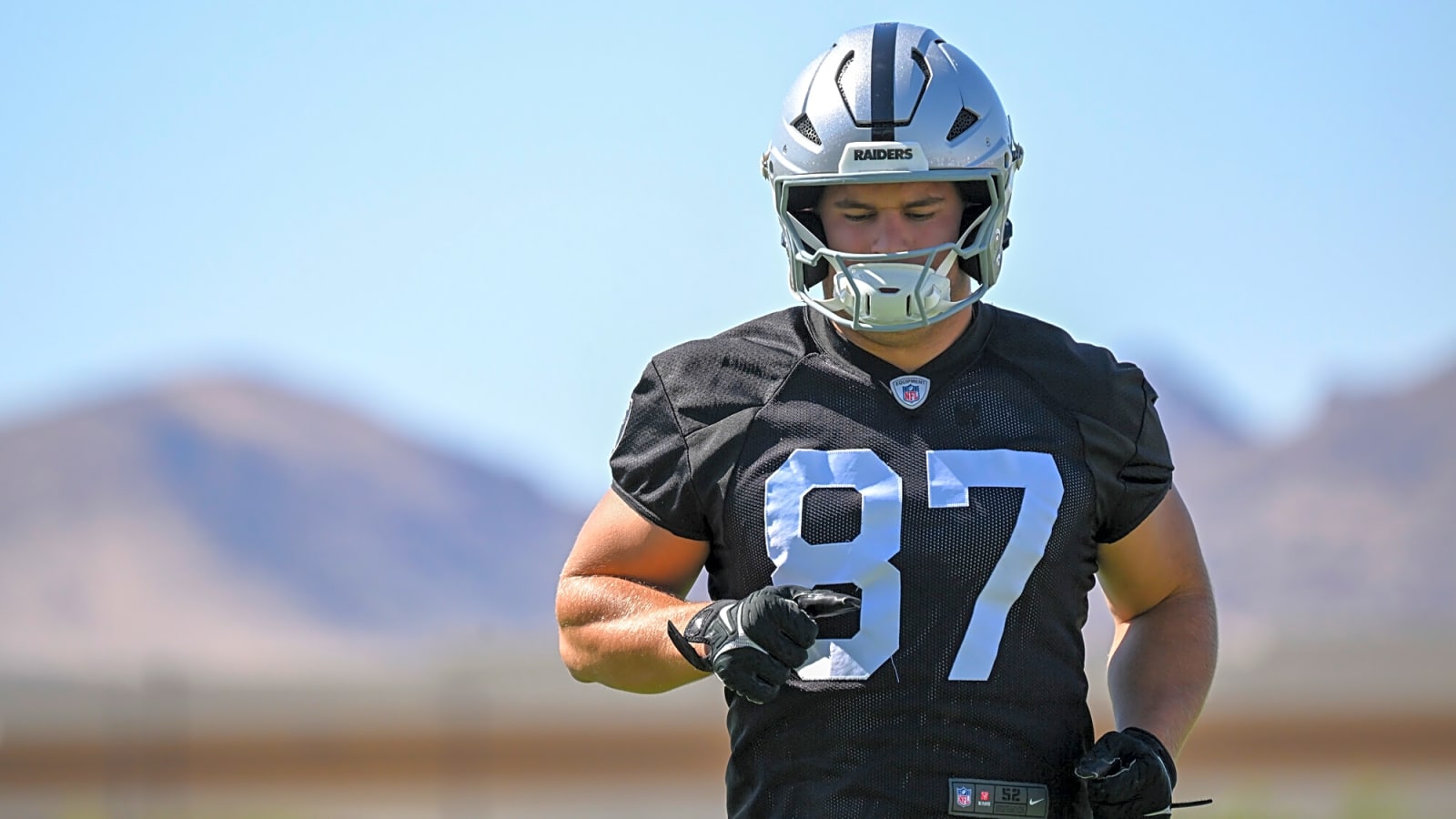 Raiders Extend TE Michael Mayer