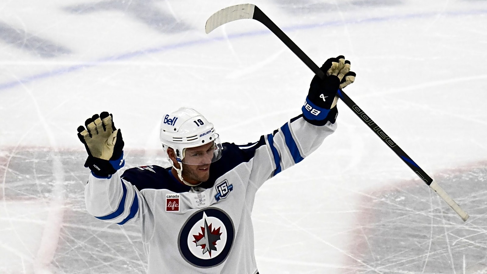 Jets’ Jonathan Toews met with non-stop cheering in return to Chicago