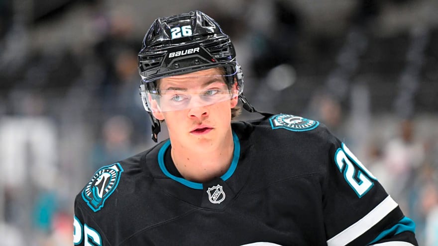 Sharks re-sign Jack Thompson to one-year contract
