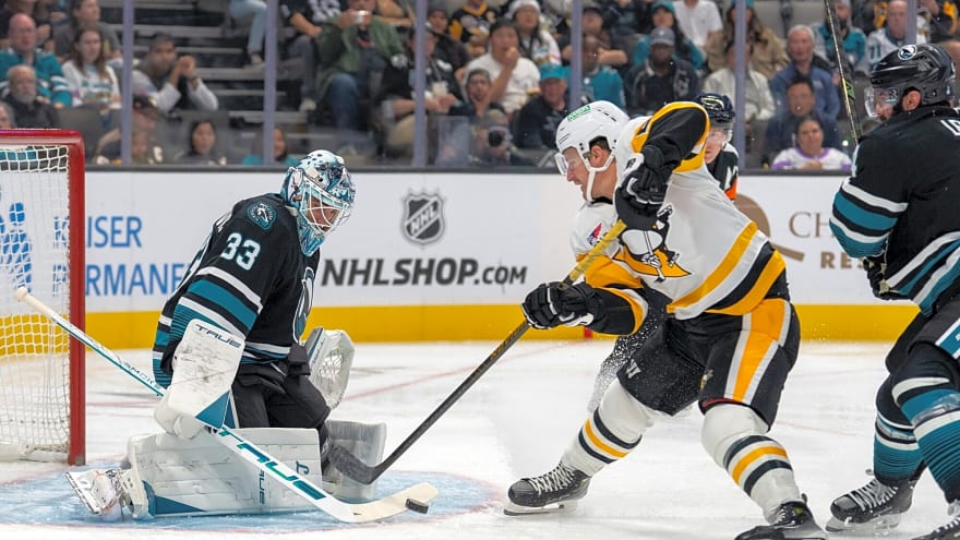 Penguins’ Noel Acciari leaves game vs. Maple Leafs with upper-body injury