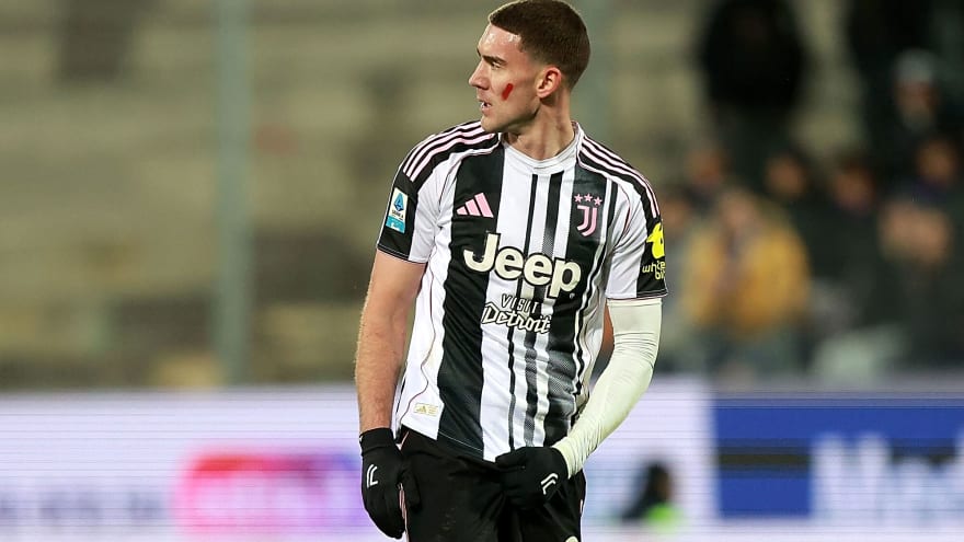 Journalist: Striker to meet with current club over his future amid Chelsea links