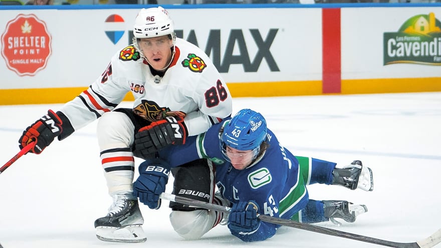  Canucks outshoot Blackhawks 45-28, lose 5-2