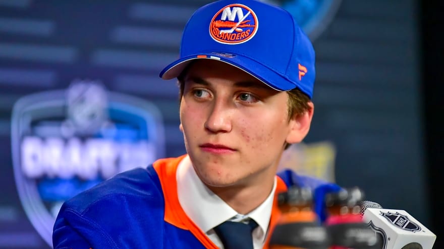 Islanders sign Victor Eklund to three-year, entry-level contract