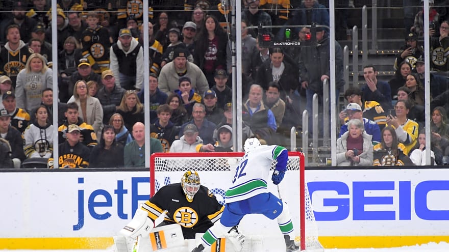  Liam Öhgren scores the shootout winner as Canucks beat Bruins