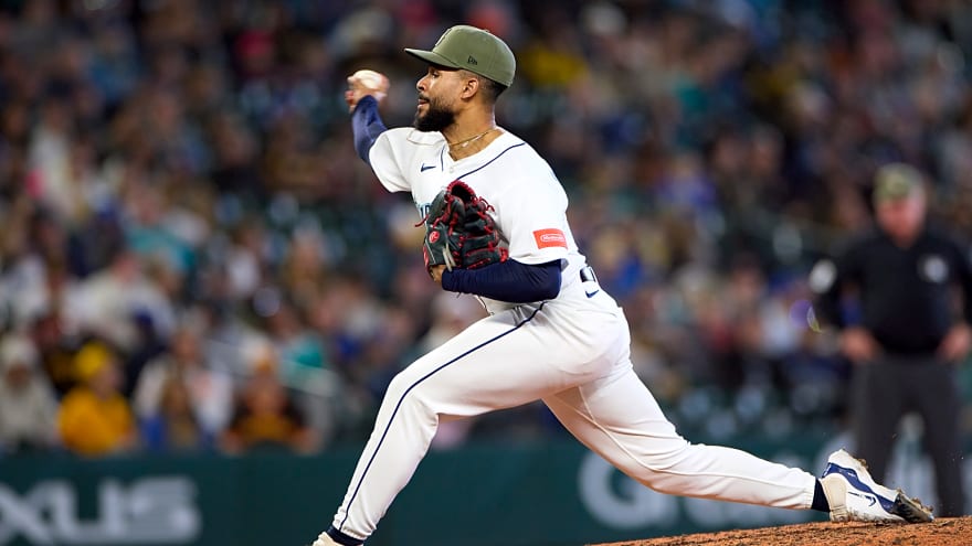 Mariners Outright Domingo González