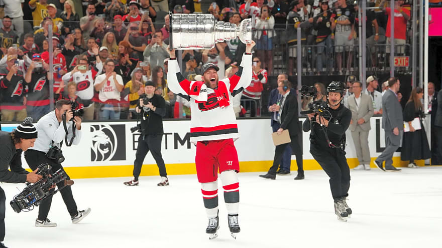 ‘Give him his flowers’: Oilers fans celebrate Taylor Hall’s Stanley Cup victory