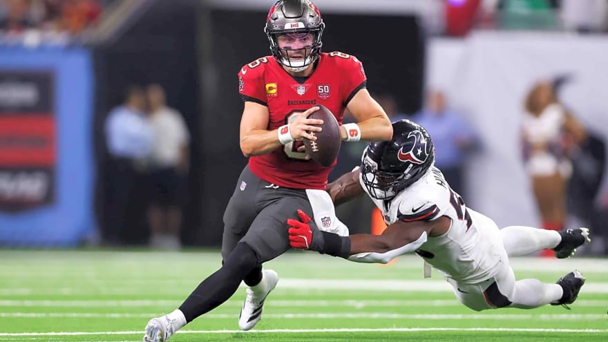 Baker Mayfield Keeps Trucking Despite Taking A Beating & Clearly Playing Injured