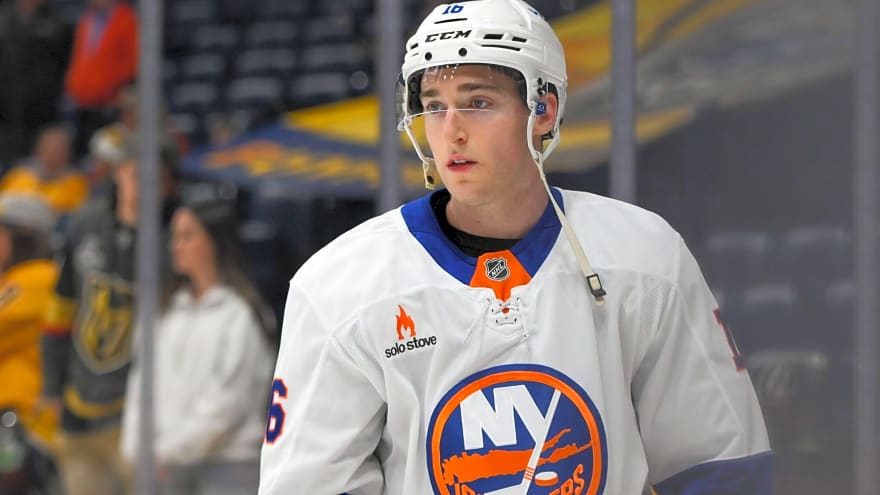 Islanders re-sign Marc Gatcomb to one-year contract
