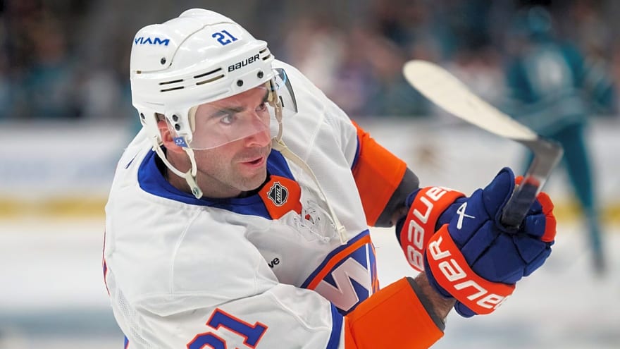 Islanders’ Kyle Palmieri leaves game against Flyers with lower-body injury