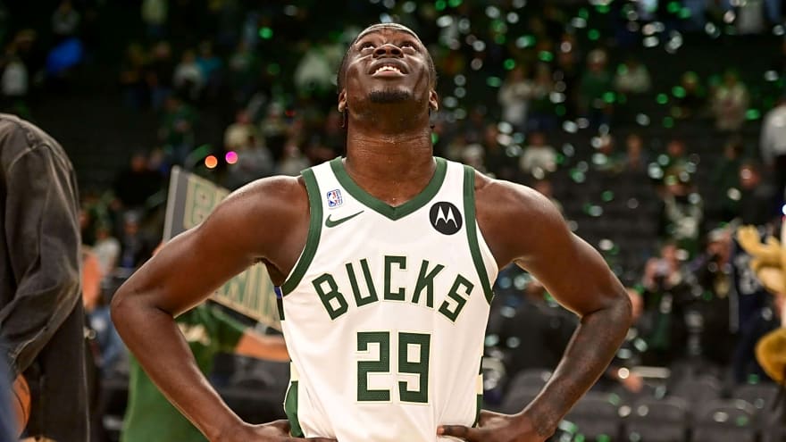 Bucks’ Giannis Antetokounmpo caught on video making extremely incredible gesture after brother scored first NBA points