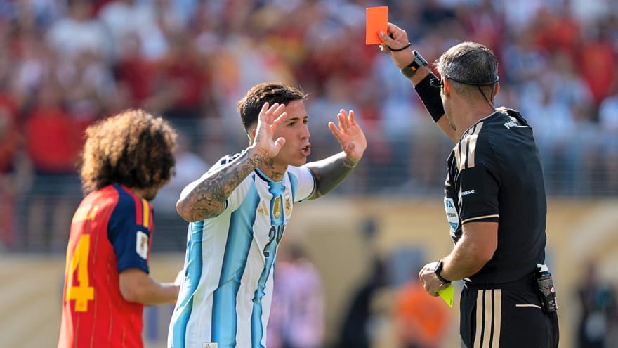 Latest: New report names Chelsea’s asking price for Enzo Fernandez as Man City get serious