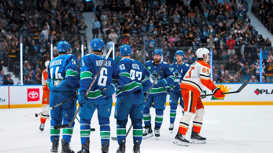  Pettersson notches two points to reach 500 in Canucks’ loss to Ducks