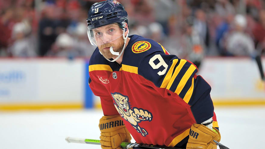 Panthers’ Sam Bennett exits game with upper-body injury