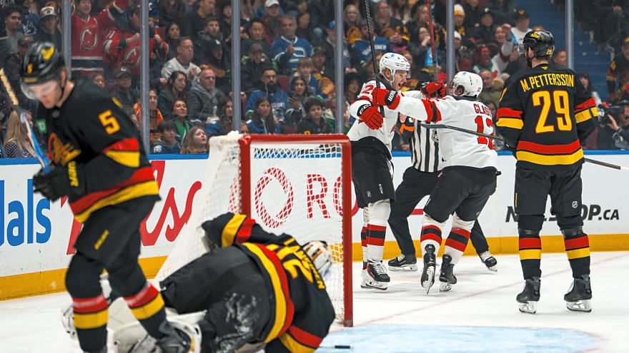  Canucks battle back late but lose 5-4 to Devils