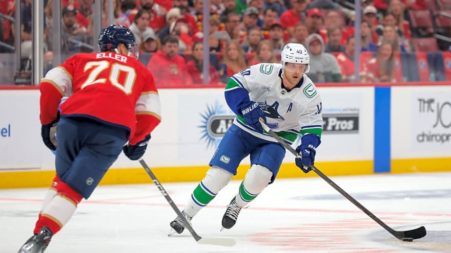 Canucks: Why Elias Pettersson is benefitting from playing under Manny Malhotra