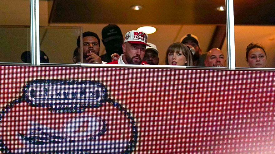 Swifties are convinced Taylor Swift showed off Travis Kelce in the perfect way during night out in New York with Sabrina Carpenter