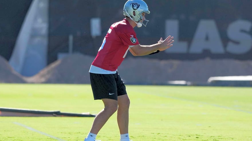 Fernando Mendoza is already getting the attention of one of the best QBs in the league, and he’s not even gotten many first-team reps yet