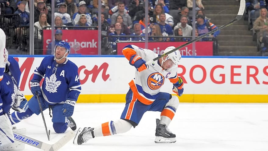 4 takeaways from Maple Leafs-Islanders: Sorokin outduels Bobrovsky, McKenna’s overall response