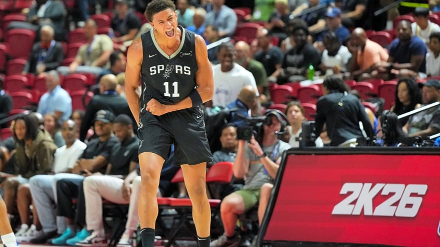 Spurs’ Carter Bryant unleashes on defense with one-man block party vs. 76ers