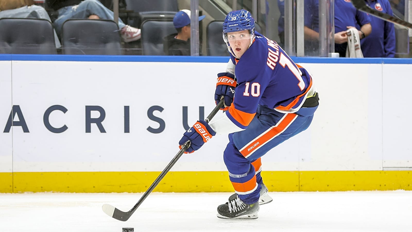 Islanders agree to a two-year deal with RFA winger