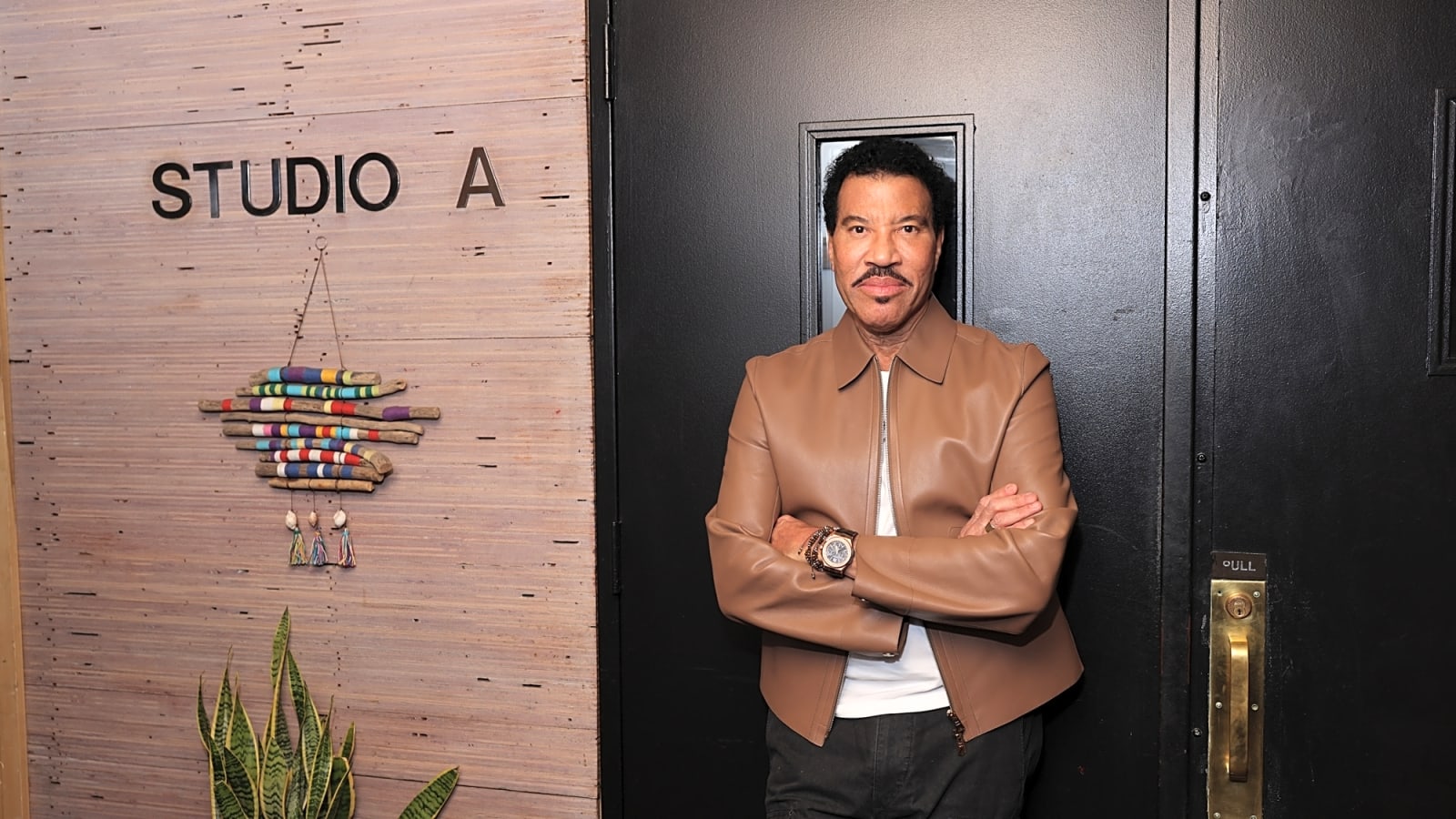 Lionel Richie&#39;s Beverly Hills Mansion Targeted in Midnight Burglary Attempt; Suspect Arrested