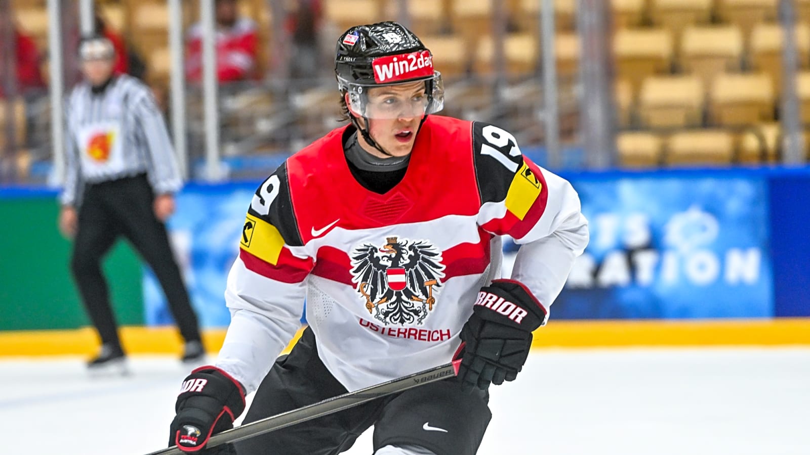 Vinzenz Rohrer signs his entry-level contract with the Canadiens