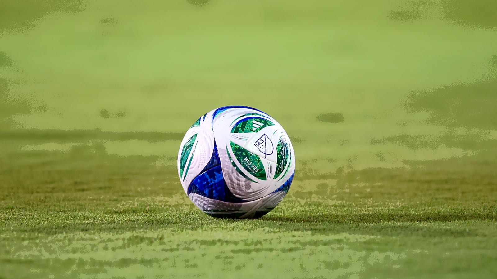 Tigres officially sign Manchester United midfielder