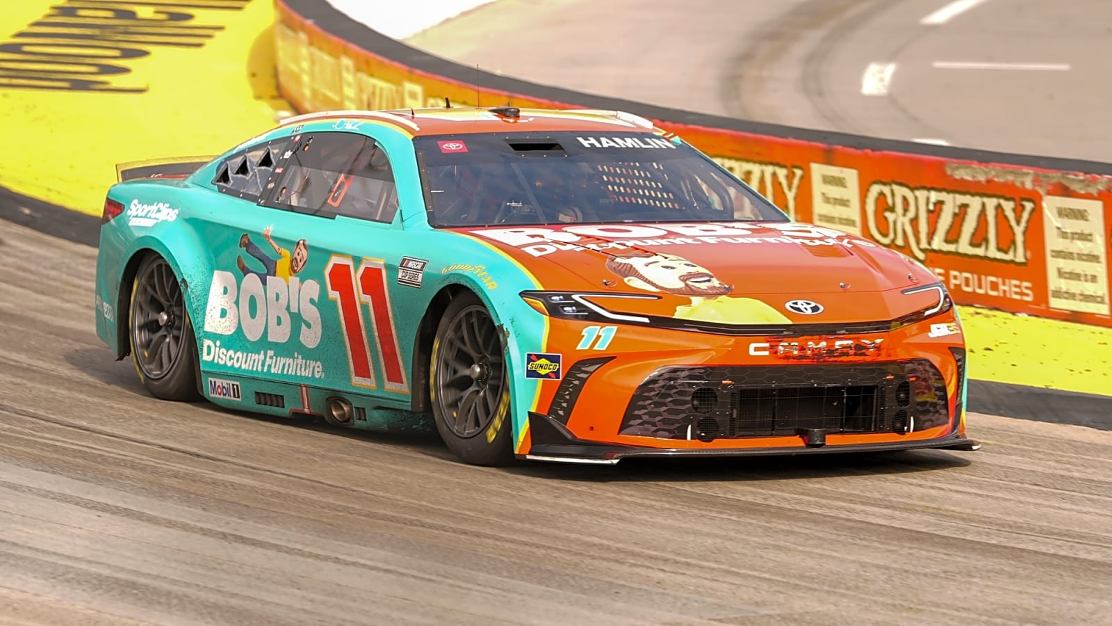 Bristol: Why Hamlin And Larson Stand As The Cup Series Favorites This Weekend