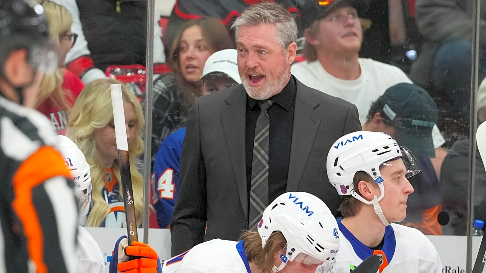 Islanders fire Patrick Roy; Pete DeBoer named coach