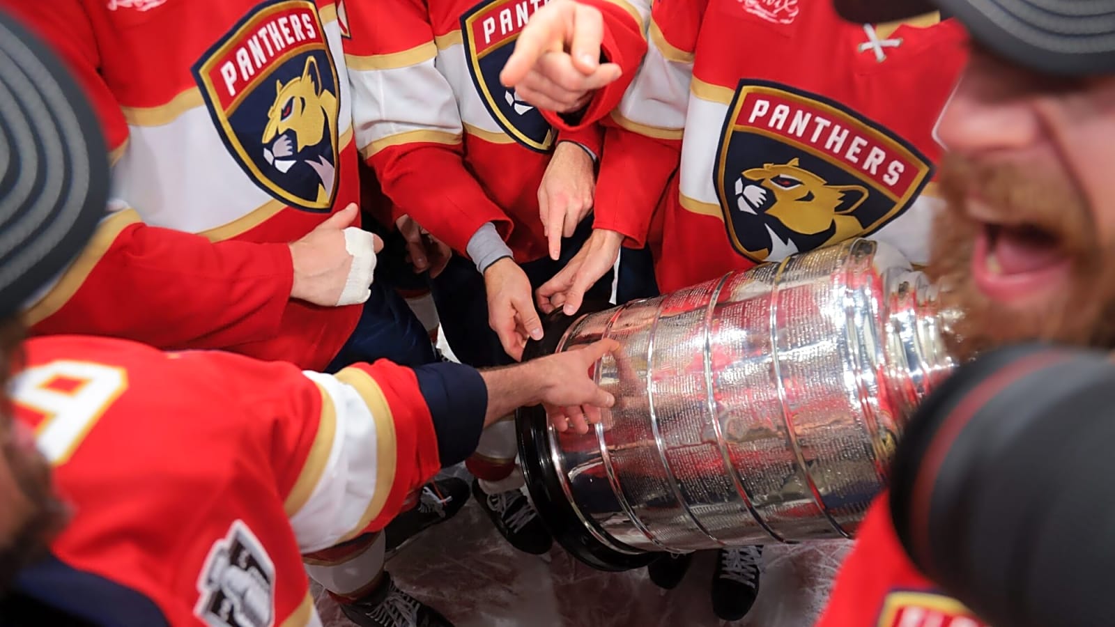 Panthers break Stanley Cup during on-ice celebration