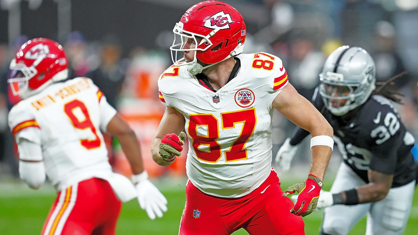 Travis Kelce signs a three-year contract