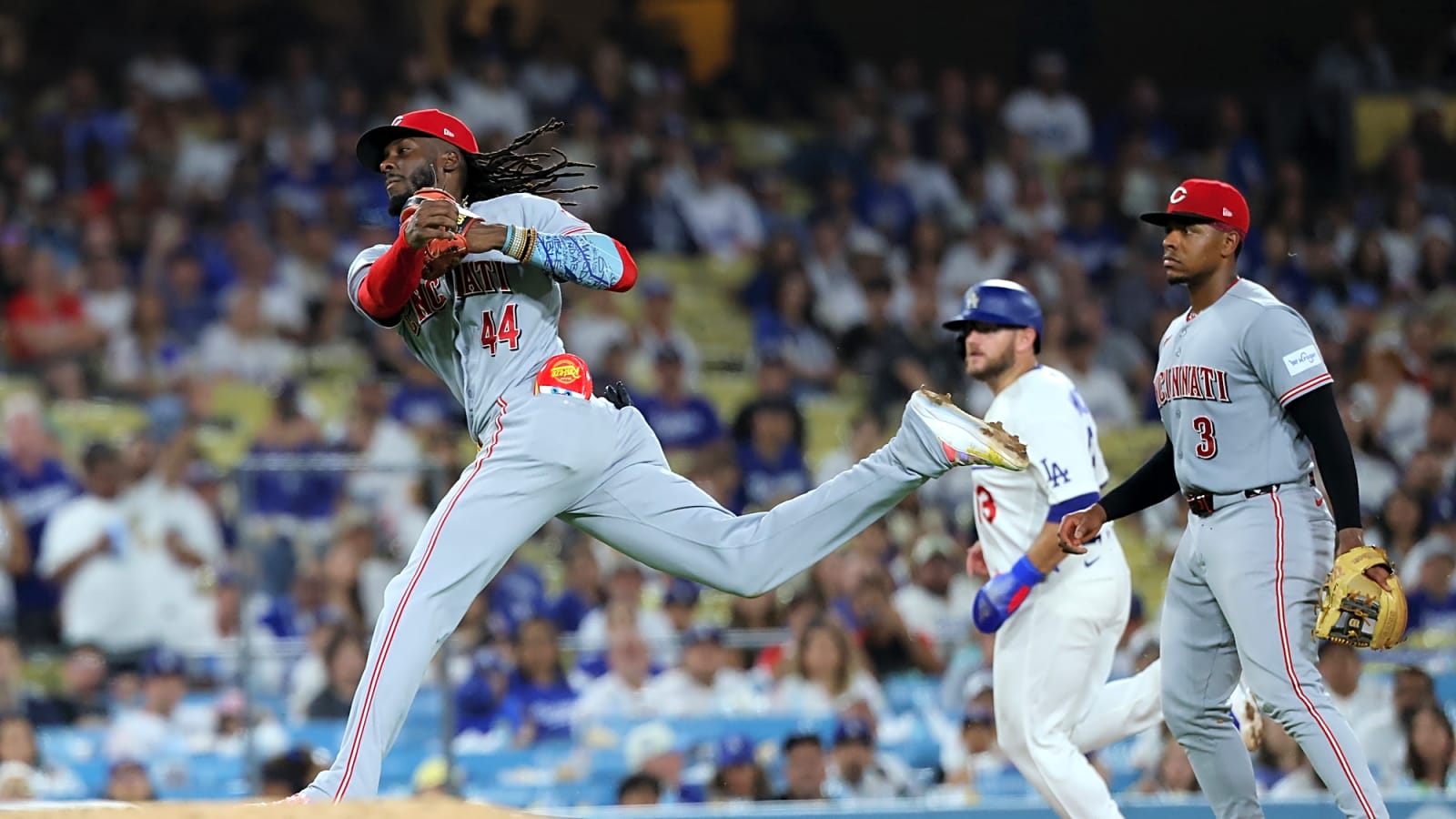 Elly De La Cruz had the craziest throw to prevent Dodgers' inside-the-park HR