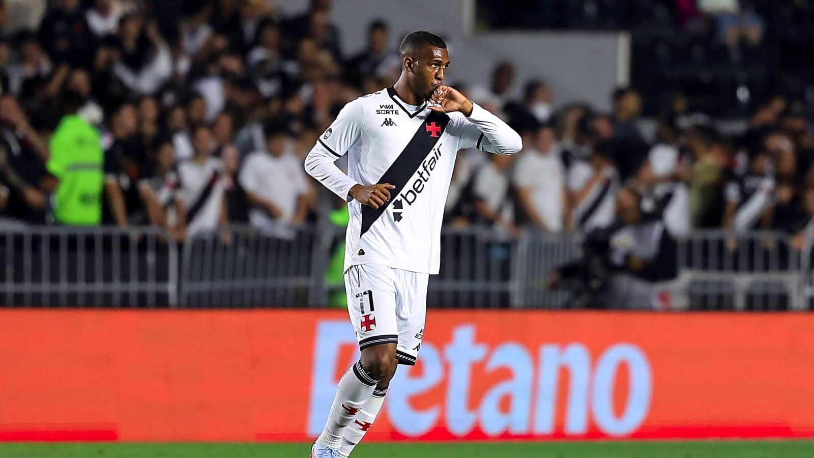 Report: Chelsea and Tottenham join four-way tussle for €40m-rated South American