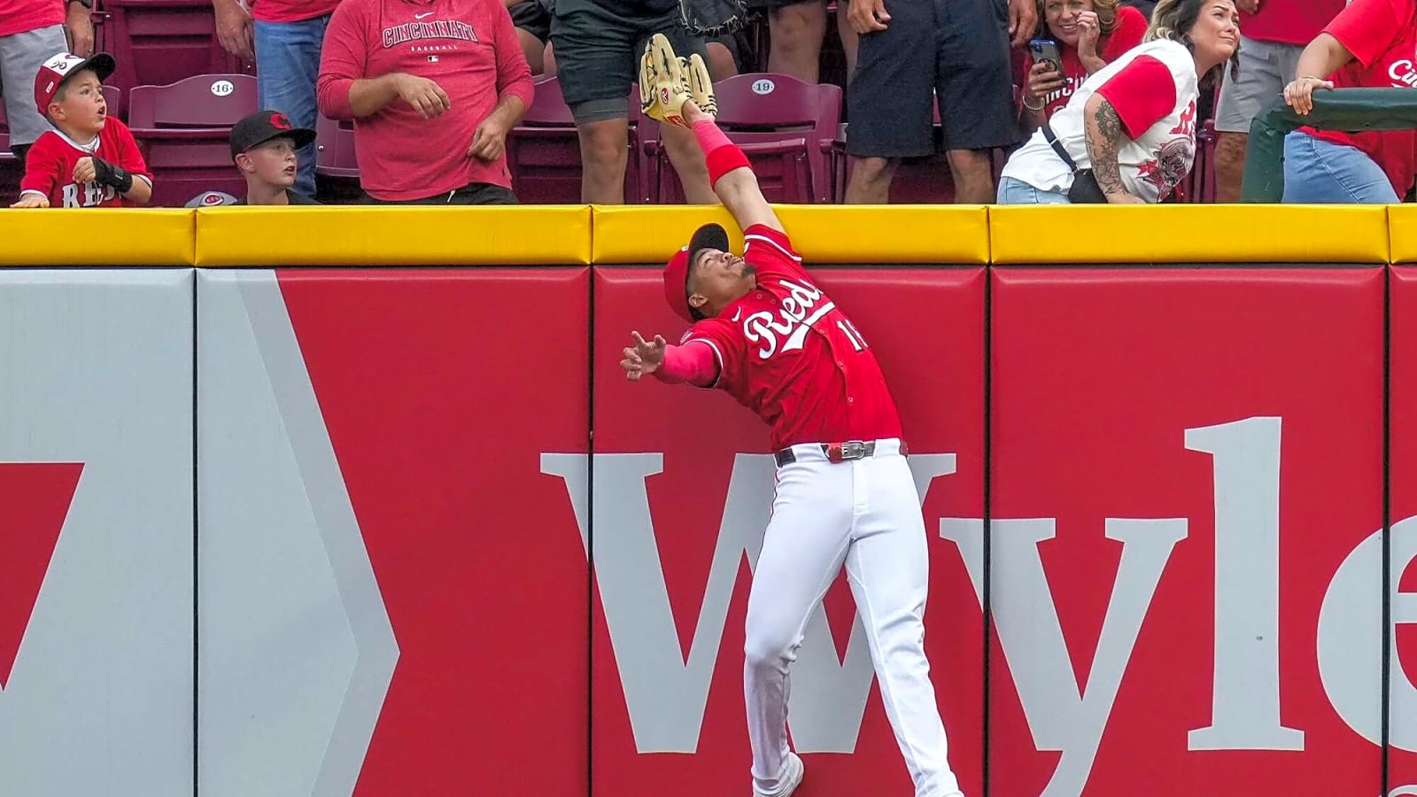 Reds’ Noelvi Marte robs home run with awesome catch to save win