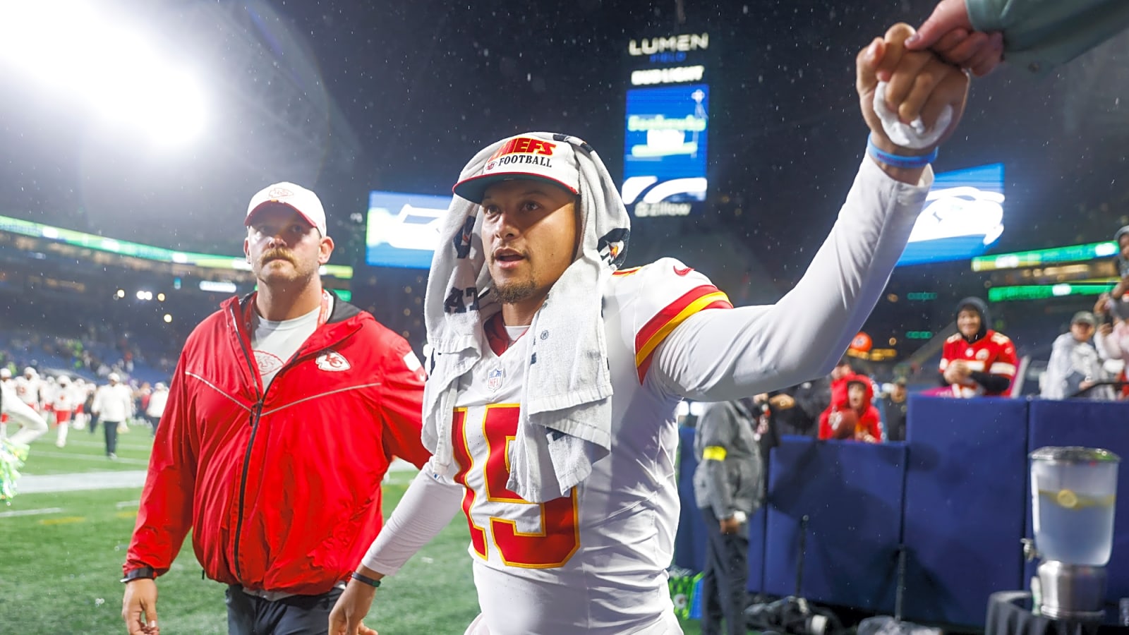Patrick Mahomes adds a new wrinkle to his behind-the-back pass