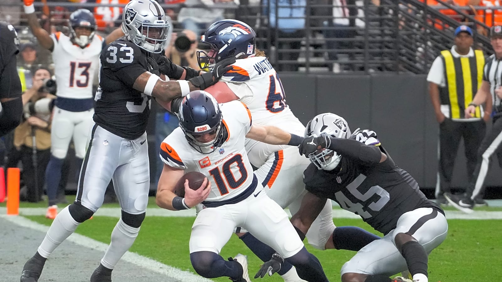 Broncos defeat Raiders 24-17, Denver wins 10th straight