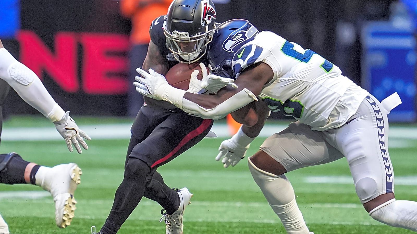 Bucs Sign 2 Free Agents, Cut QB