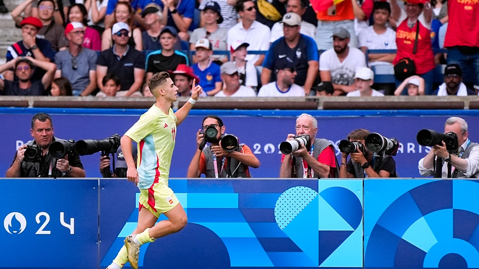 Fabrizio Romano rubbishes Manchester United interest in Barcelona star