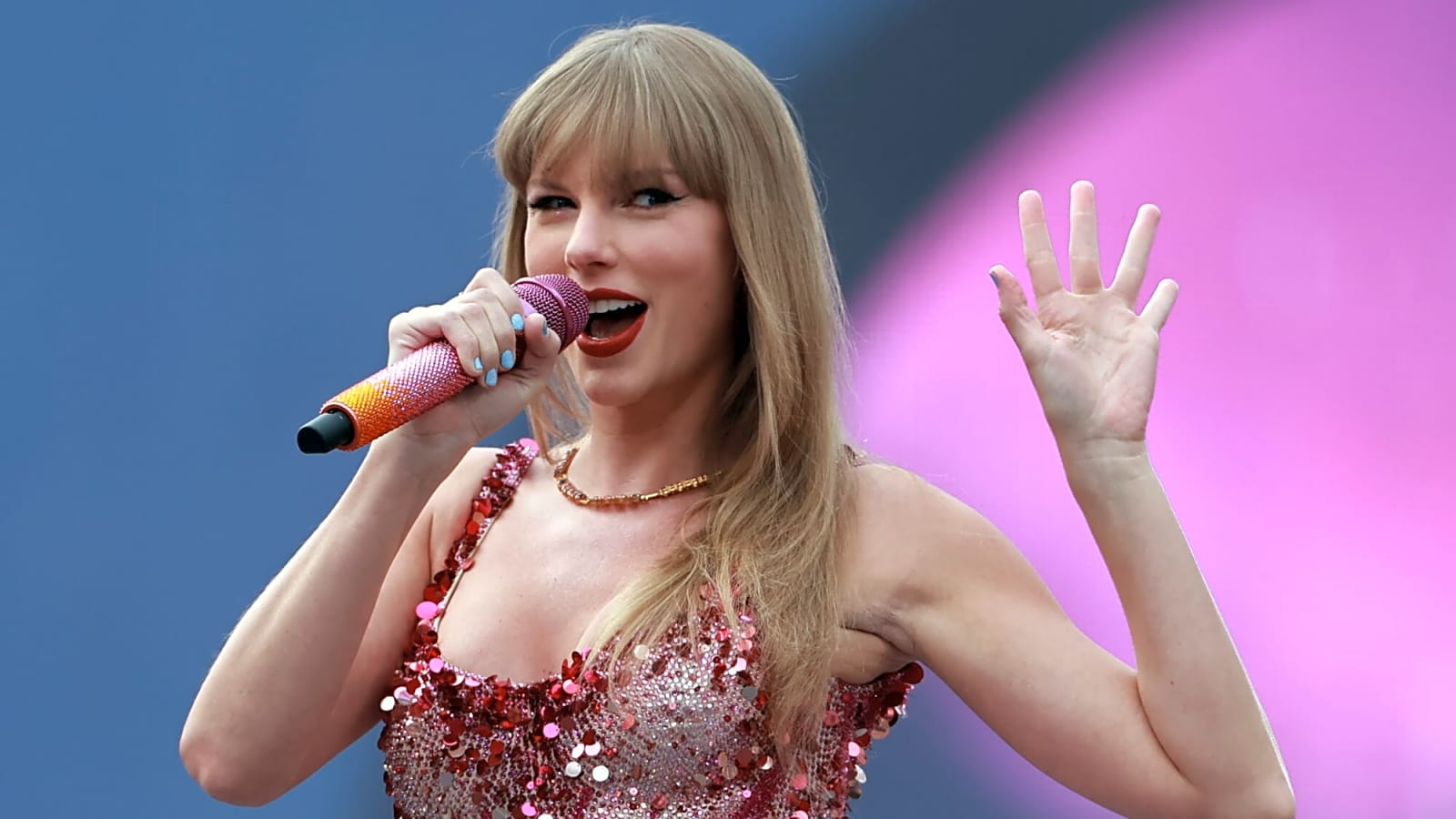 Taylor Swift, Travis Kelce in perfect harmony during adorably sweet moment captured at family wedding