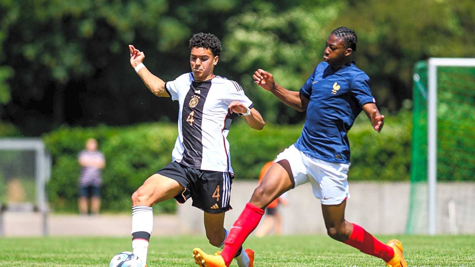 Sources: Chelsea & Man United track Ligue 1 striker in high demand in Europe and Saudi