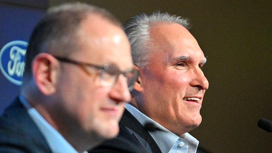 Maple Leafs at the crossroads: Leaflets