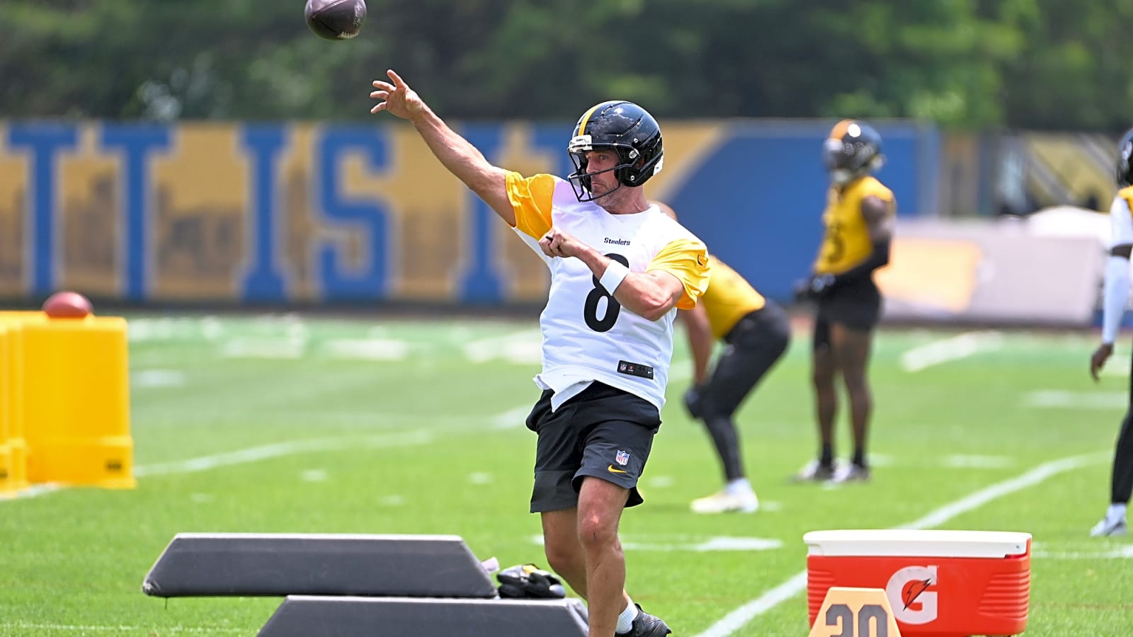 Tomlin Welcomes Rodgers to Pittsburgh With Barbecue