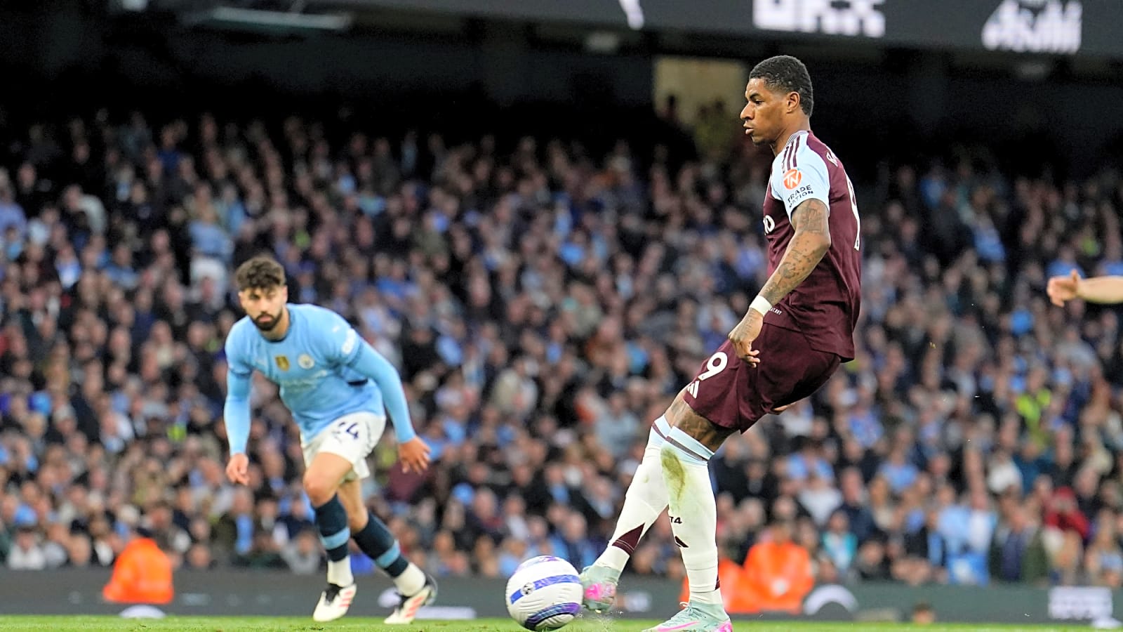 Barcelona meets €40m Manchester United star’s agent