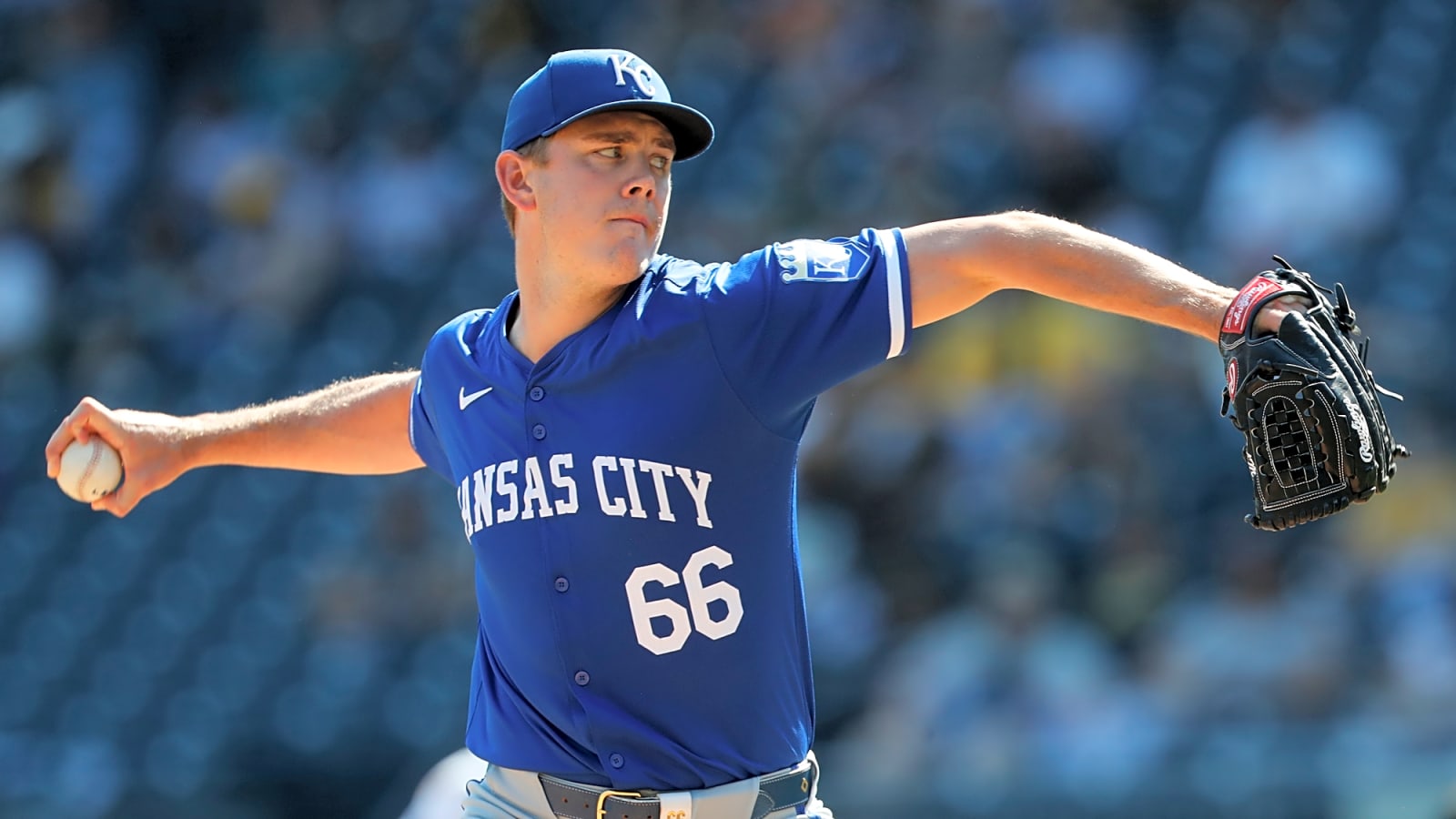 Royals avoid arbitration with righty James McArthur